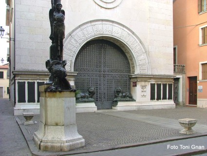 Monumento ai Caduti: la Chiesa San Nicola da Tolentino patria e fede nell'arte