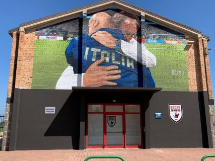 L'abbraccio storico: Adria, in un murales la sintesi della passione