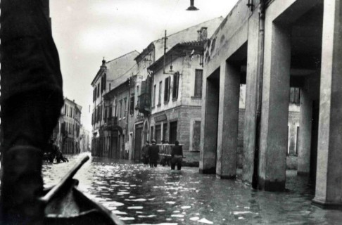 L’alluvione nel Polesine i primi soccorsi: una tragedia da non dimenticare