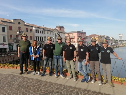 Pedalare dai monti al mare: gli Alpini di Venzone fanno tappa ad Adria nel percorso verso Rimini