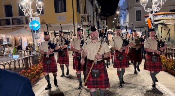 British Army: le cornamuse e tamburi inglesi conquistano Adria