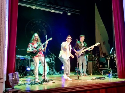 JUMP 80 Live: Un'Esplosione di Ritmo al Teatro Ferrini