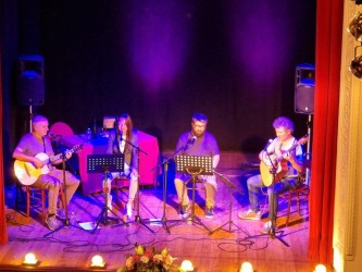 Successo travolgente per "Cantautori Lungo la Storia" al Teatro Ferrini: Standing Ovation per Omar Barbierato e la Brunelli Band