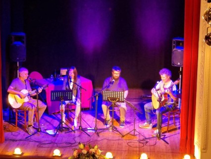 Successo travolgente per "Cantautori Lungo la Storia" al Teatro Ferrini: Standing Ovation per Omar Barbierato e la Brunelli Band